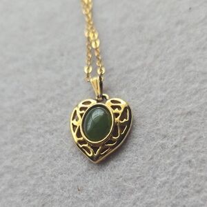 Vintage Goldtone Heart Pendant Necklace with Green Jade Cab 18"
